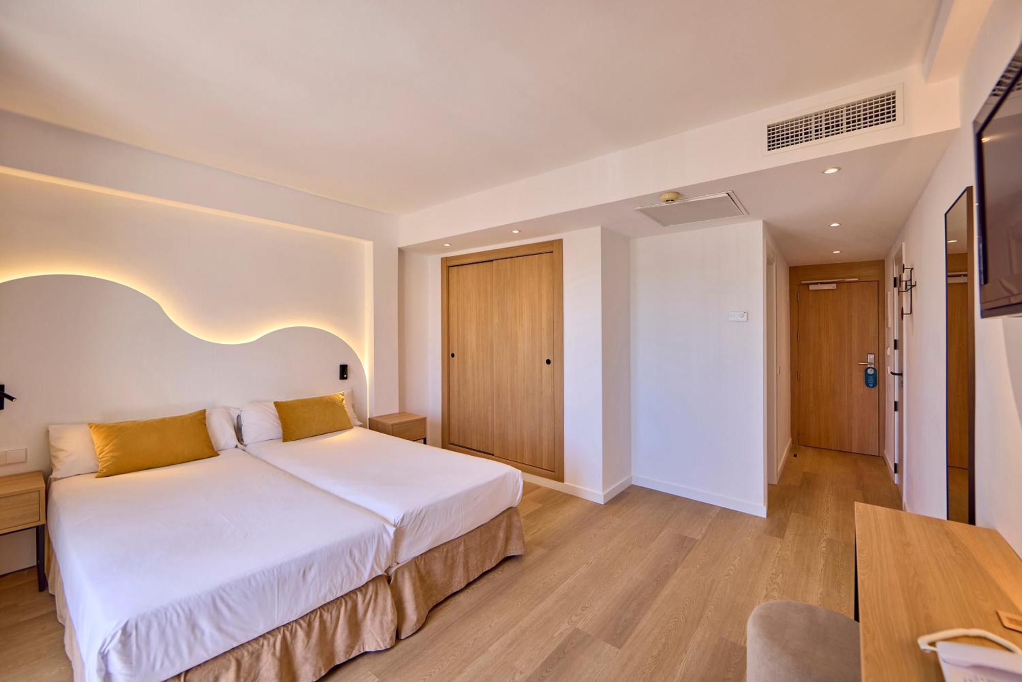 Universal Hotel Bikini Cala Millor  Bagian luar foto